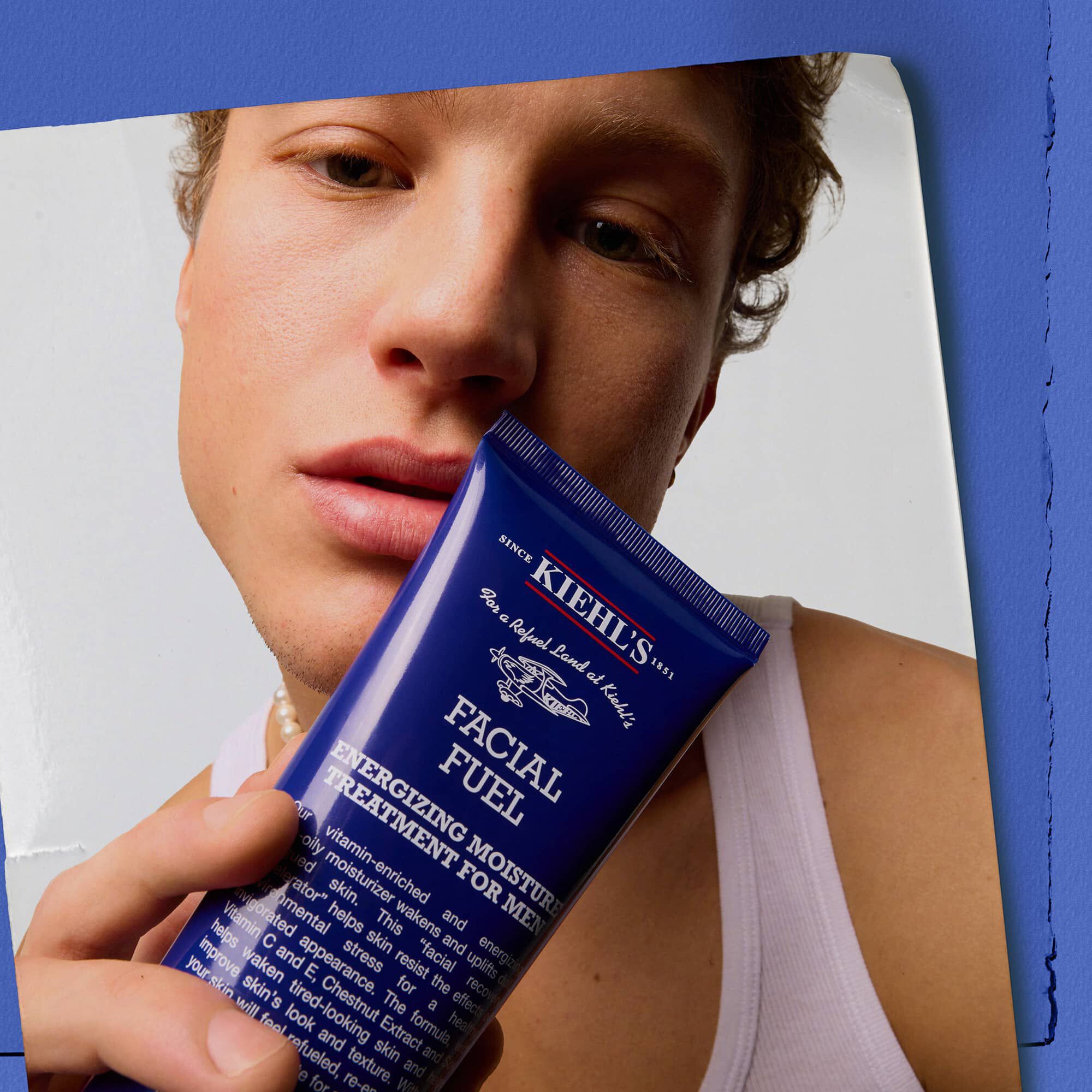 Modell som håller Kiehl's Facial Fuel Energizing Moisture Treatment for man ansiktskram