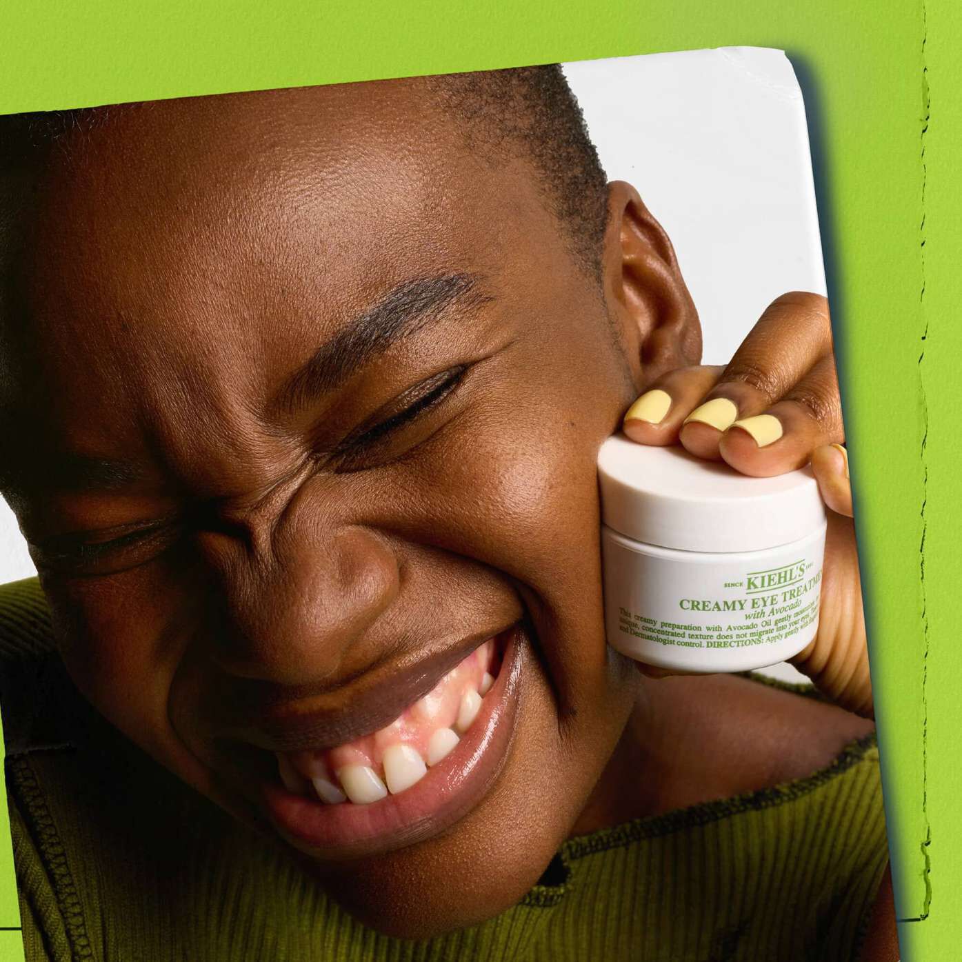 Modell som håller en burk Kiehl's Creamy Eye Treatment with Avocado