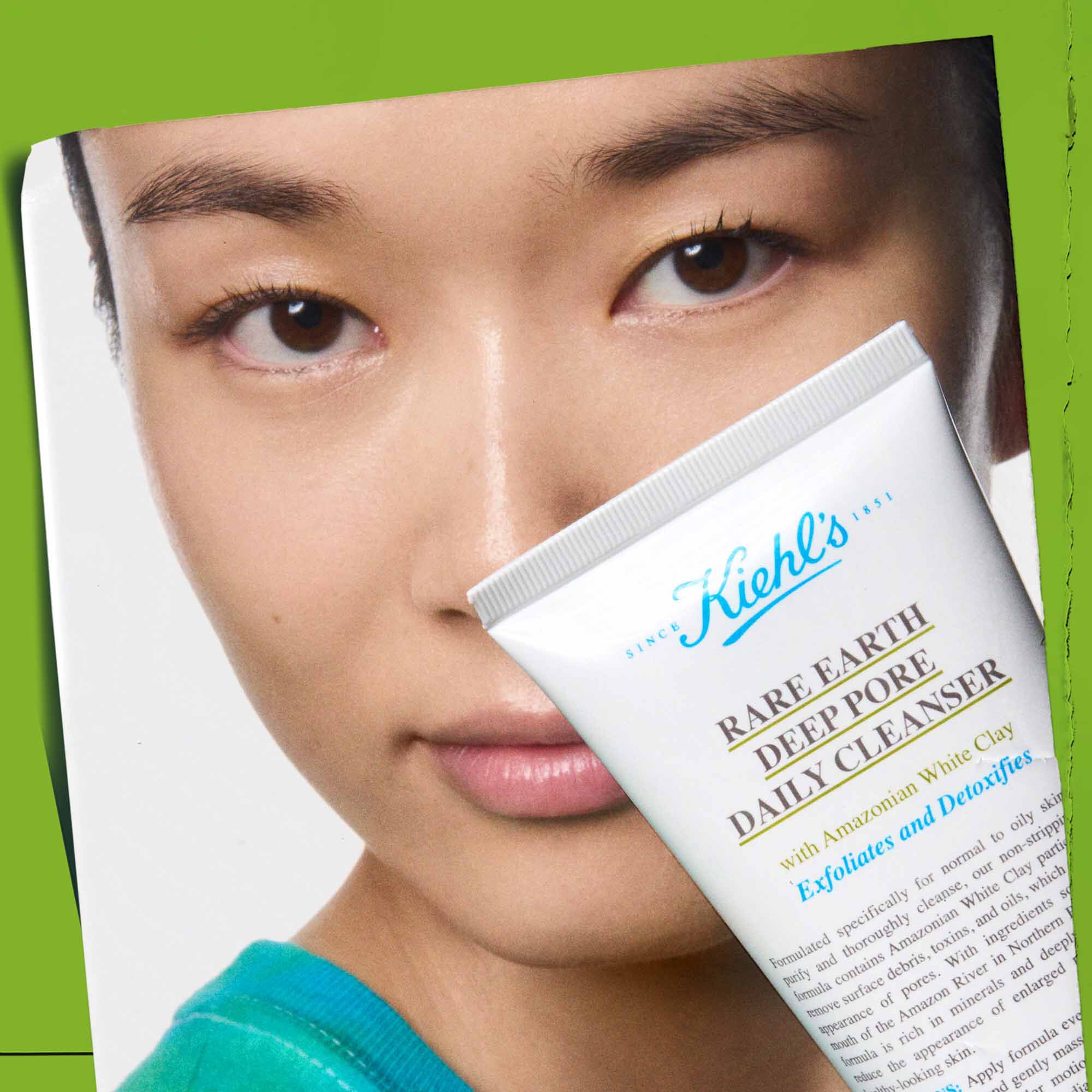 En person som håller en tub Rare Earth Deep Pore Daily Cleanser, vilket visar dess anvandning.