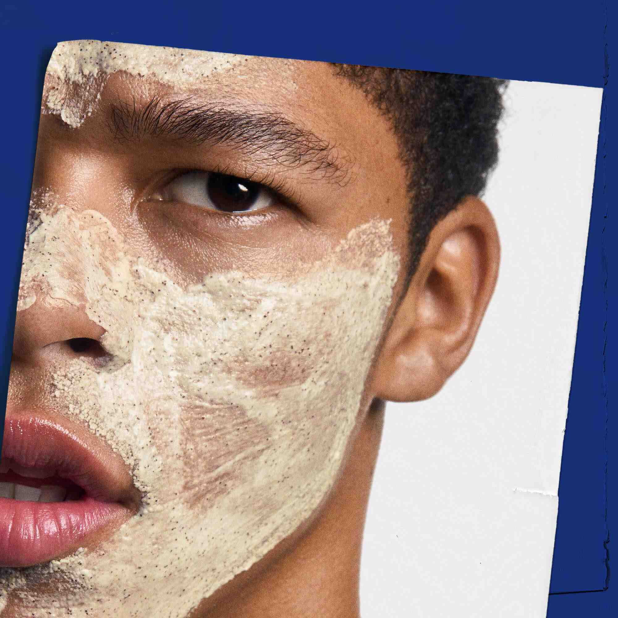 Facial Fuel Energizing Scrub applicerad i ansiktet, vilket visar dess anvandning.