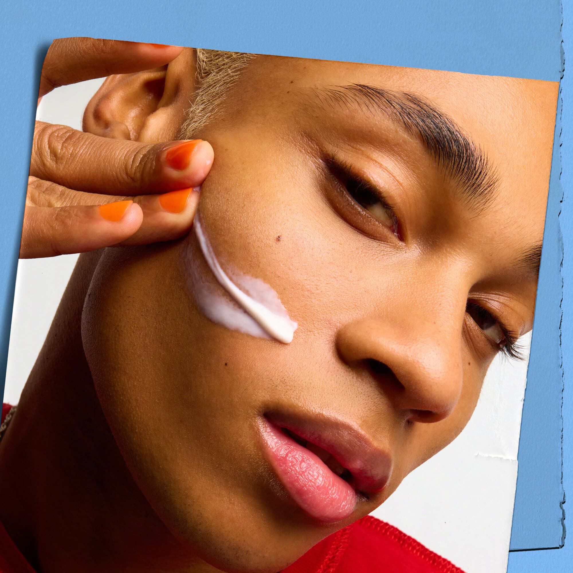 Modell med ett texturprov av Kiehl's Ultra Facial Moisturizer i ansiktet