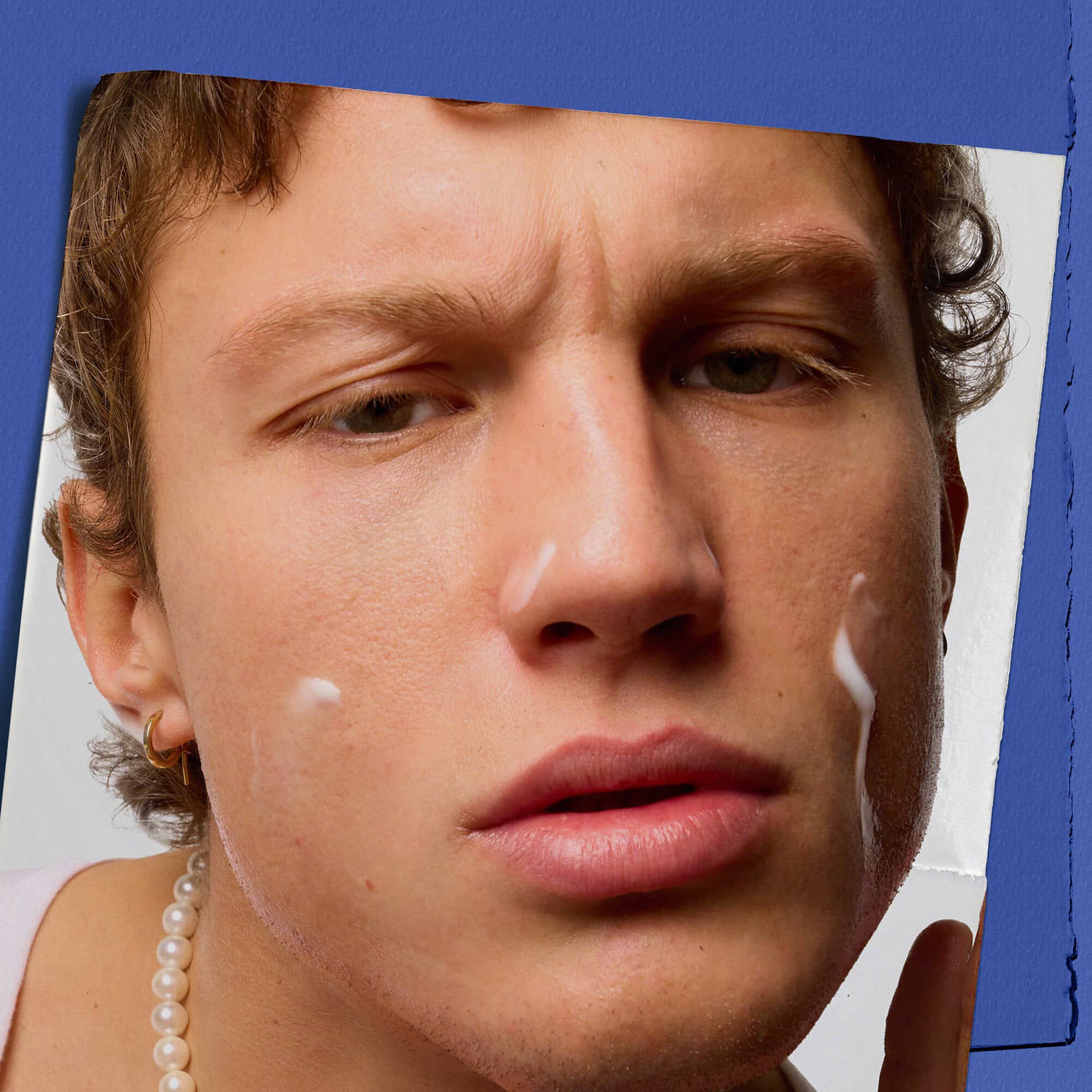 Modell som anvander Facial Fuel Energizing Moisture Treatment for man i ansiktet