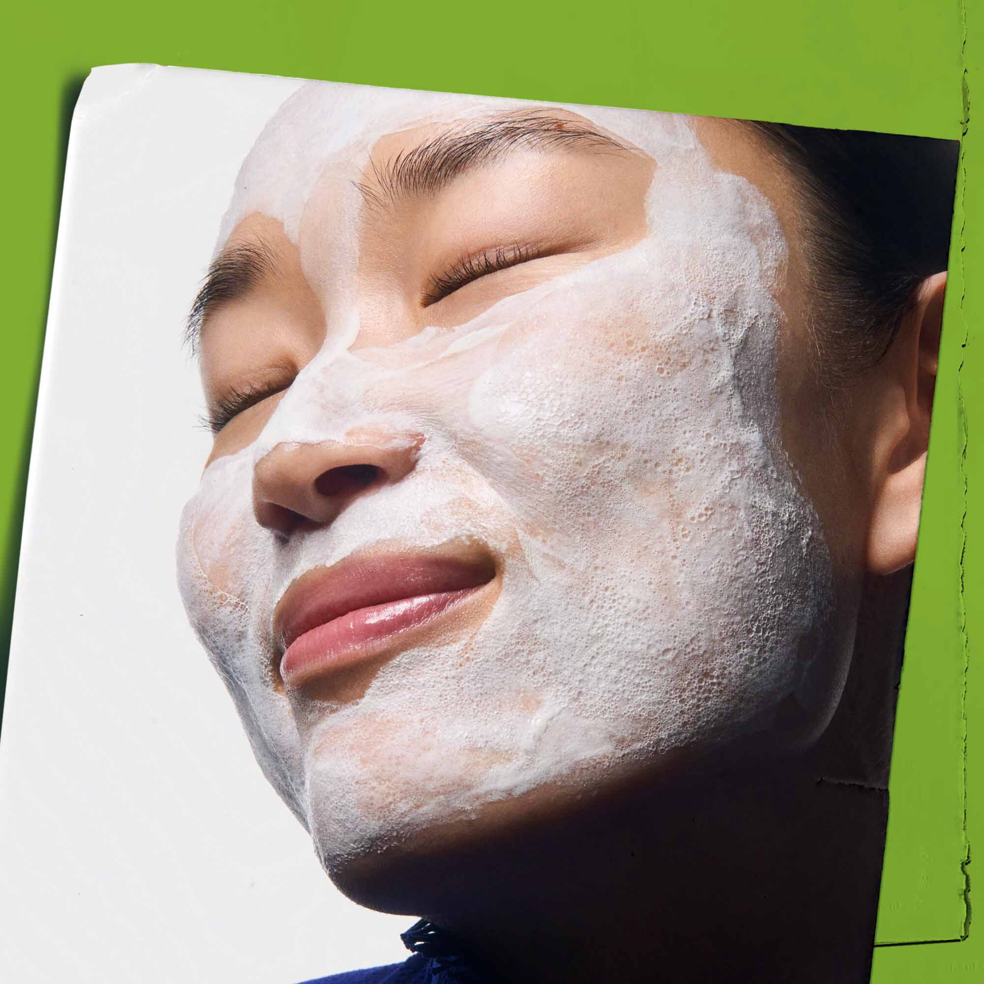 Rare Earth Deep Pore Daily Cleanser applicerad i ansiktet.