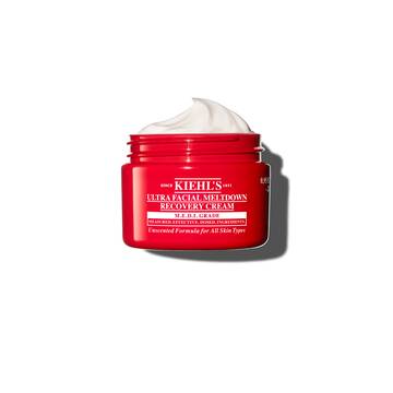 Rod burk med Kiehl’s Ultra Facial Meltdown Recovery Cream Whip som visar en vispad kramkonsistens.