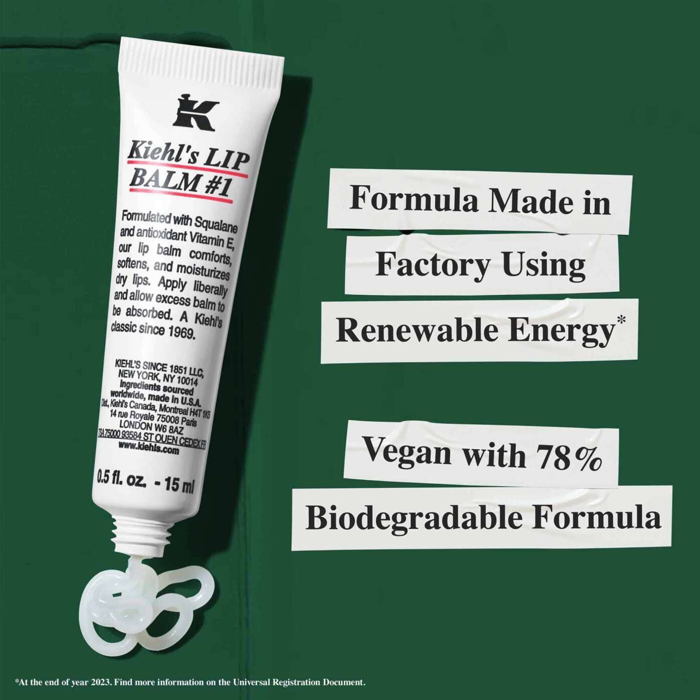 En tub med Lip Balm #1 med text som lyfter fram hållbarhet: "Formel framstalld i en fabrik som anvander fornybar energi" och "Vegansk med 78 % biologiskt nedbrytbar formel."