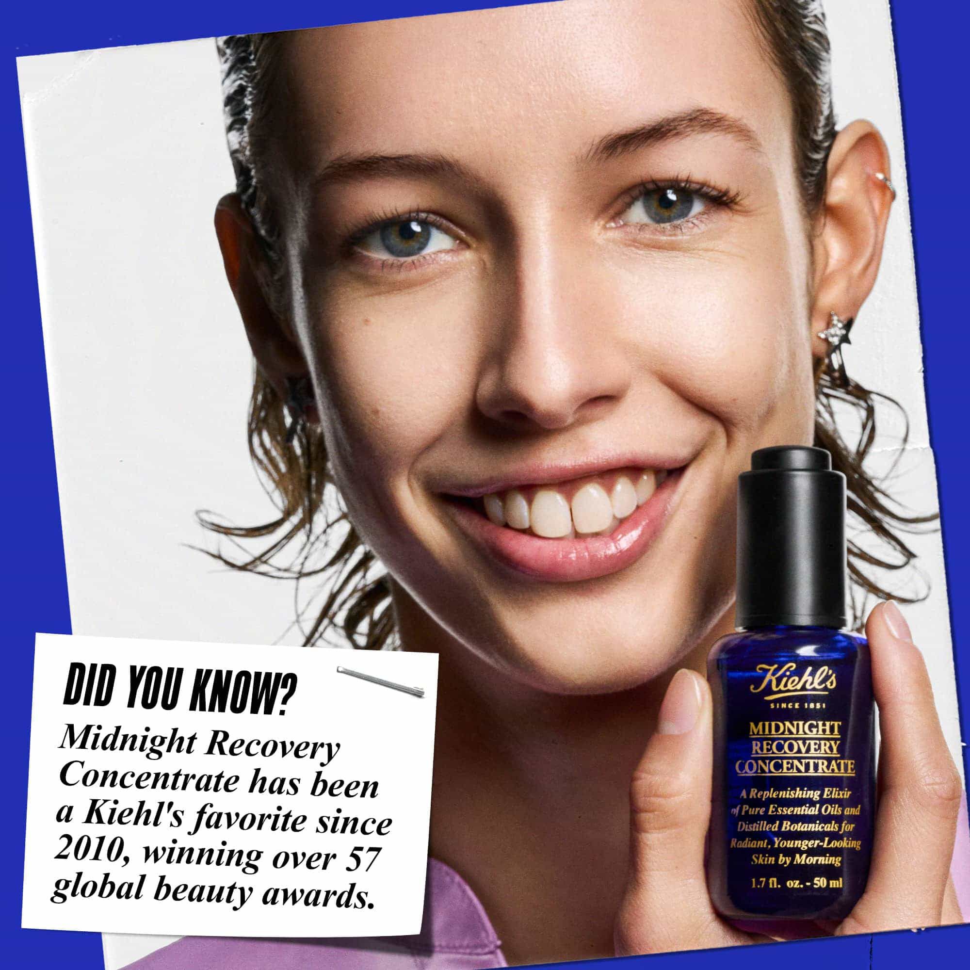 En person som håller en flaska Midnight Recovery Concentrate ansiktsolja och ler. Texten lyder: "Visste du att? Midnight Recovery Concentrate har varit en Kiehl's-favorit sedan 2010 och har vunnit over 57 globala skonhetspriser."