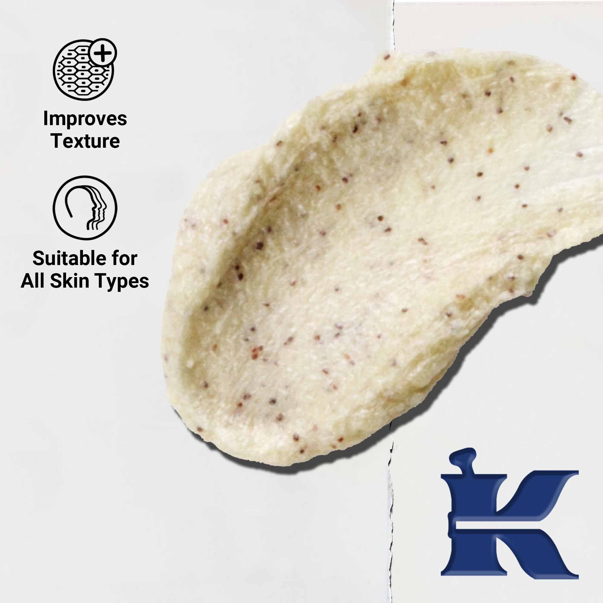 Narbild på konsistensen av Facial Fuel Energizing Scrub; texten betonar lamplighet for alla hudtyper och uppfriskande exfoliering.