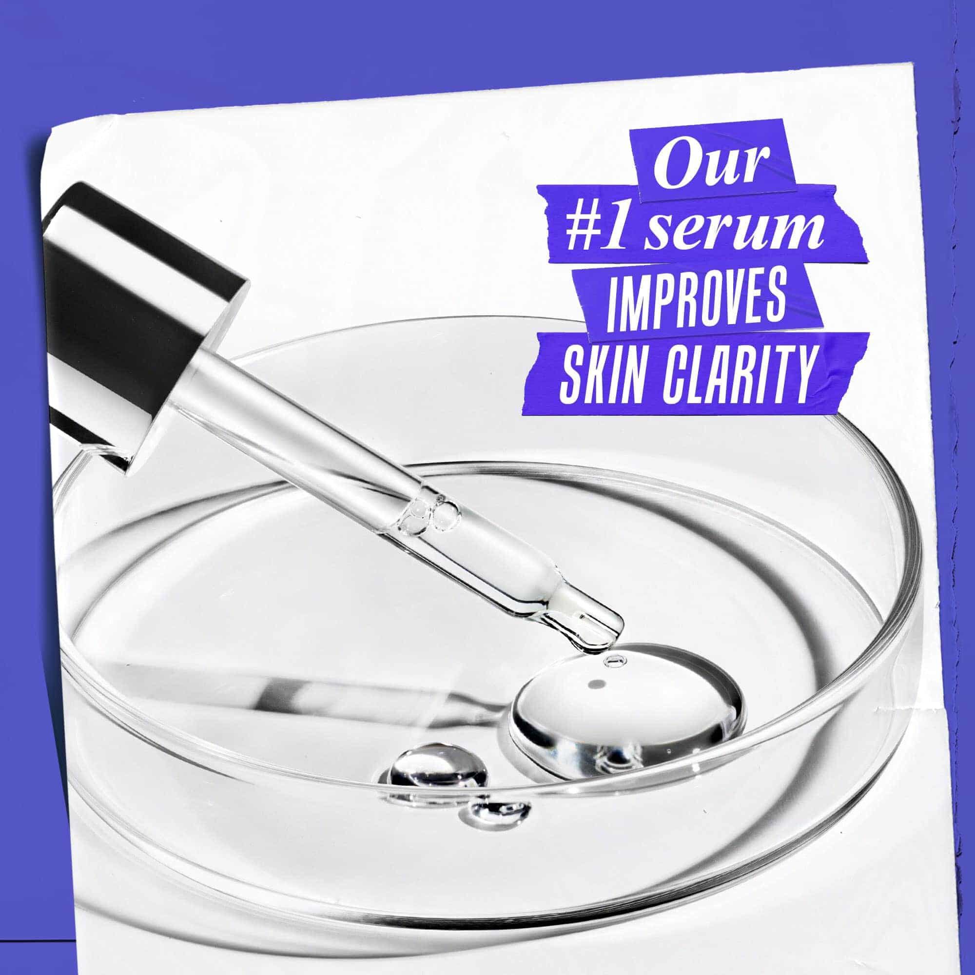Pipett som dispenserar serum i en glasskål med text: Vårt nr 1 serum forbattrar hudens klarhet.