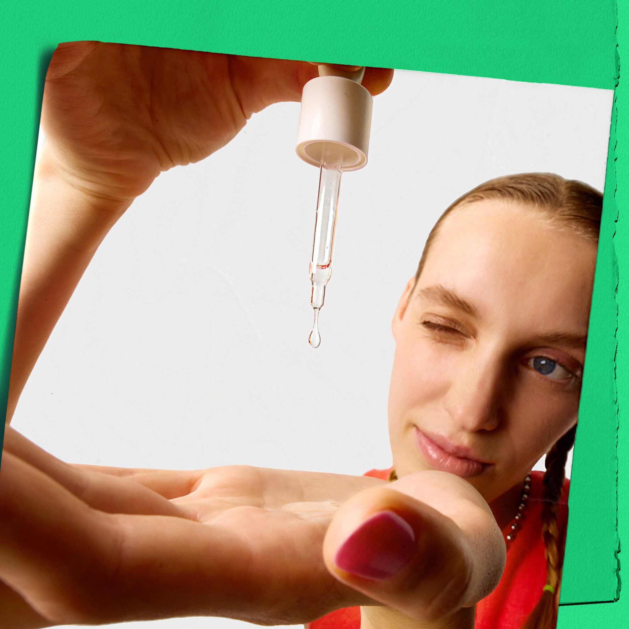 Modell som droppar Kiehl's Ultra Pure High-Potency Serum på sin hand