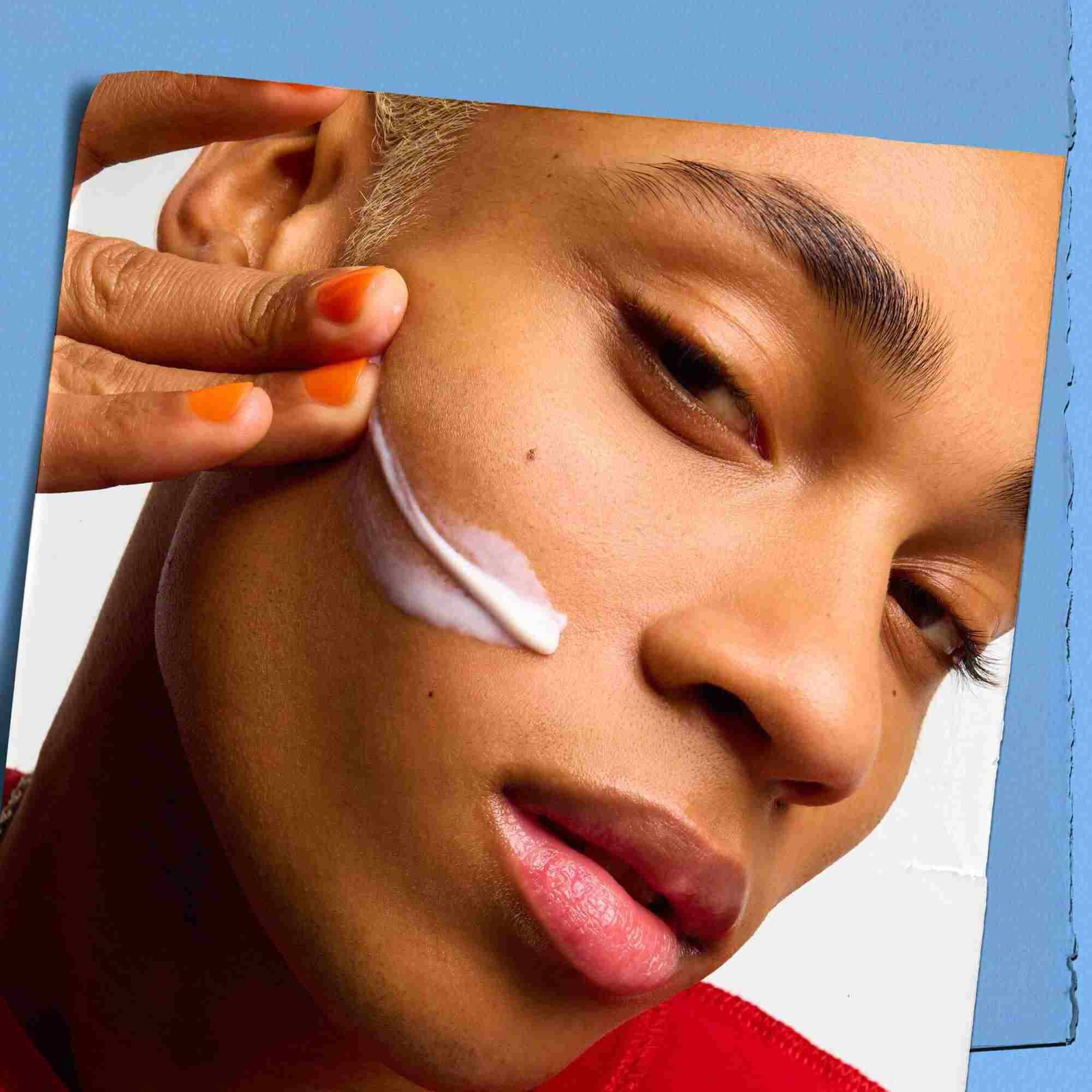 Modell med ett texturprov av Kiehl's Ultra Facial Moisturizer i ansiktet