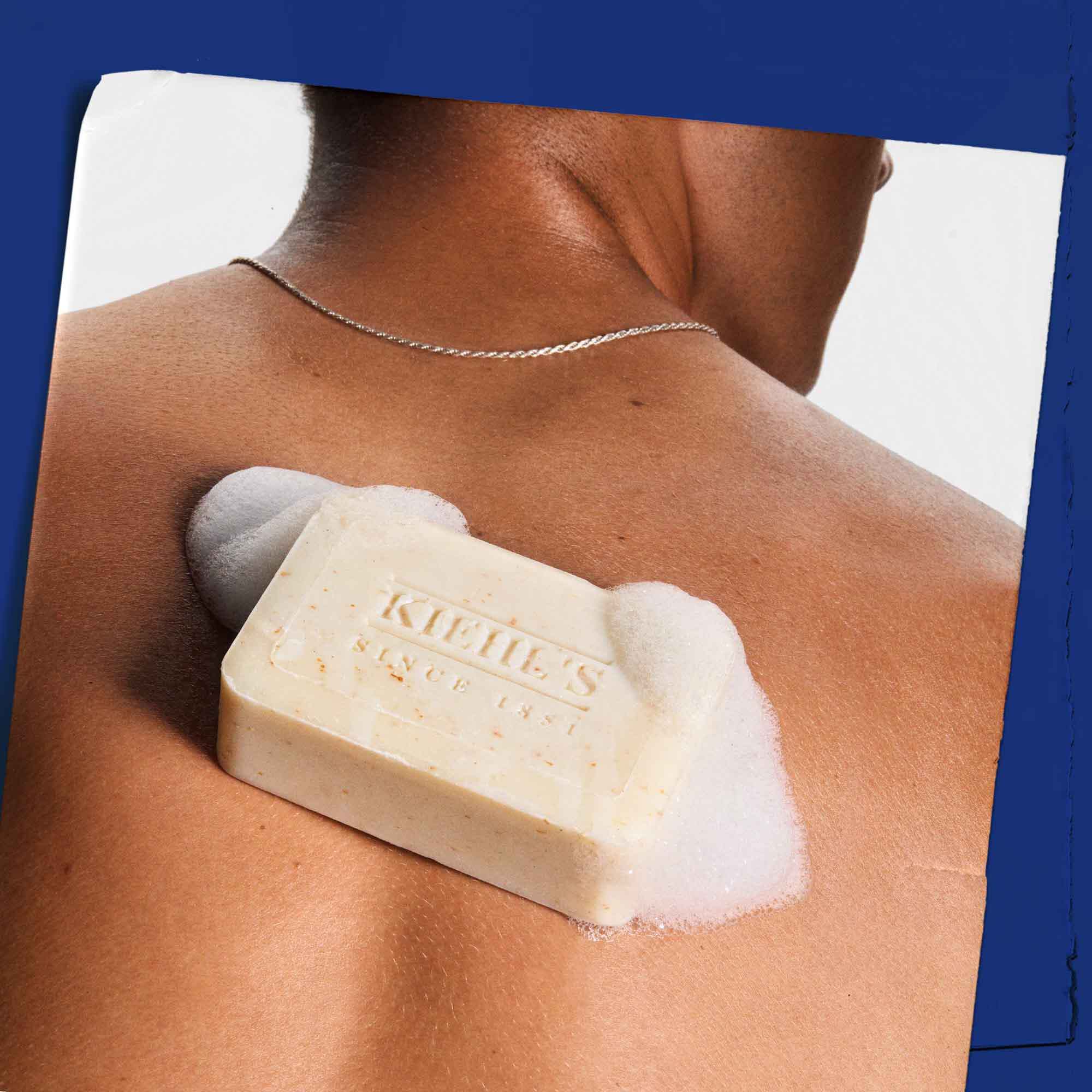 Ultimate Man Body Scrub Soap anvands på huden, vilket visar applicering och lodder.