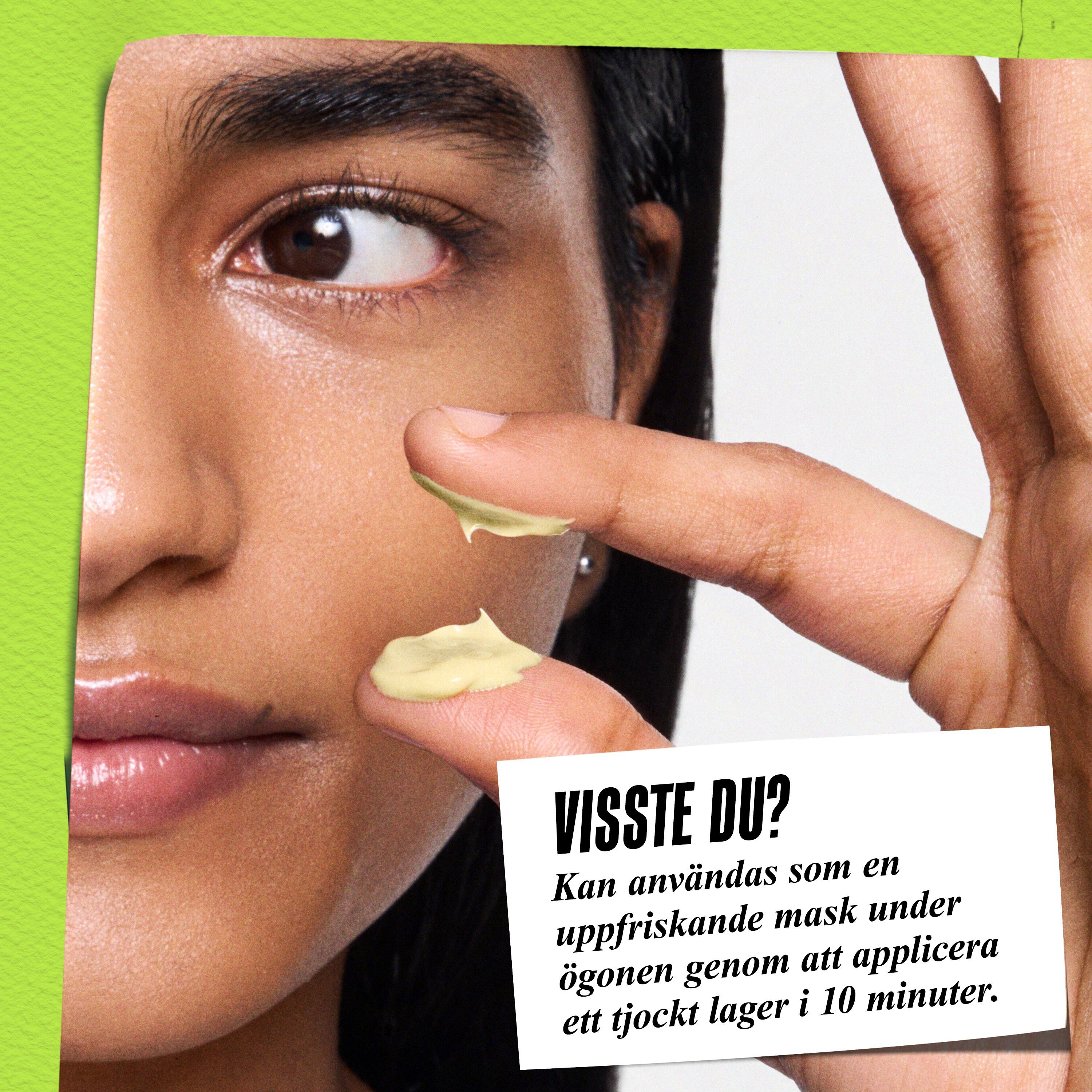 Modell som håller en burk Kiehl's Creamy Eye Treatment with Avocado